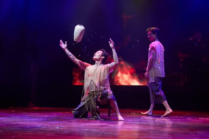 Không gian văn hóa Bắc Bộ với các làng nghề truyền thống hiện lên sống động bằng ngôn ngữ hình thể. (Ảnh: PV/Vietnam+)