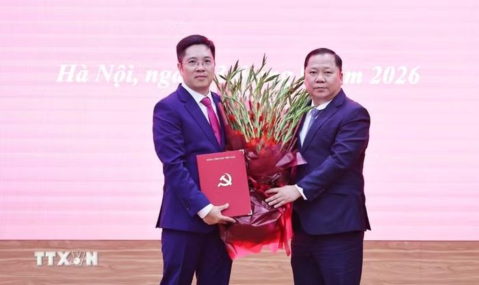 Đồng chí Nguyễn Phi Long, Ủy viên Trung ương Đảng, Phó Bí thư Thường trực Đảng ủy Mặt trận Tổ quốc, các đoàn thể Trung ương, Phó Chủ tịch Ủy ban Trung ương Mặt trận Tổ quốc Việt Nam trao quyết định cho đồng chí Nguyễn Duy Hiển, được bổ nhiệm giữ chức Trợ lý đồng chí Bùi Thị Minh Hoài, Ủy viên Bộ Chính trị, Bí thư Trung ương Đảng, Chủ tịch Ủy ban Trung ương Mặt trận Tổ quốc Việt Nam. (Ảnh: Minh Đức/TTXVN)