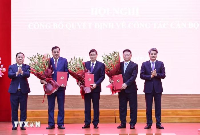 Đồng chí Nguyễn Phi Long, Ủy viên Trung ương Đảng, Phó Bí thư Thường trực Đảng ủy Mặt trận Tổ quốc, các đoàn thể Trung ương, Phó Chủ tịch Ủy ban Trung ương Mặt trận Tổ quốc Việt Nam trao các Quyết định về công tác cán bộ. (Ảnh: Minh Đức/TTXVN)