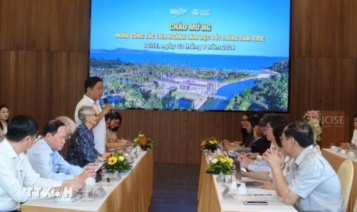 Đoàn công tác của Chính phủ cùng lãnh đạo tỉnh Gia Lai làm việc với Trung tâm Quốc tế Khoa học và Giáo dục Liên ngành ICISE. (Ảnh: Sỹ Thắng/TTXVN)