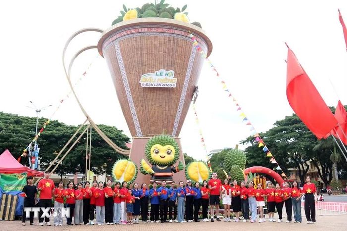 Du khách và nhân dân chụp hình lưu niệm bên Mô hình chiếc gùi sầu riêng - cách làm sáng tạo giàu bản sắc tại Lễ hội Sầu riêng Đắk Lắk 2026. (Ảnh: Hoài Thu/TTXVN)