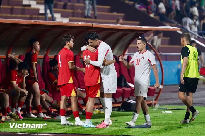 Các cầu thủ U20 Palestine an ủi cầu thủ của đội chủ nhà U20 Việt Nam. (Ảnh: Việt Anh/Vietnam+)