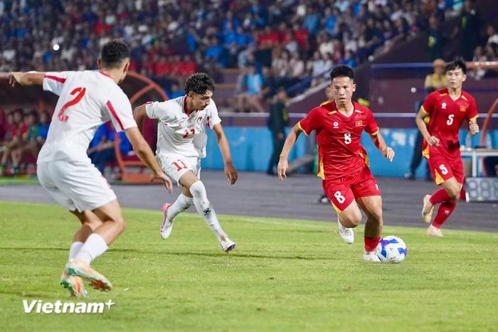 U20 Việt Nam chủ yếu chơi bóng dài với những đường chuyền vượt tuyến sang hai cánh. (Ảnh: Việt Anh/Vietnam+)