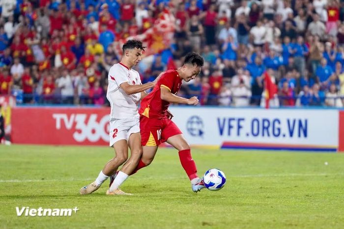Ngay sau bàn gỡ hoà, U20 Việt Nam có cơ hội vượt lên dẫn trước với tình huống đối mặt của Quang Anh. Đáng tiếc là pha dứt điểm của cầu thủ mang áo số 18 không chiến thắng được thủ thành của U20 Palestine. (Ảnh: Việt Anh/Vietnam+)