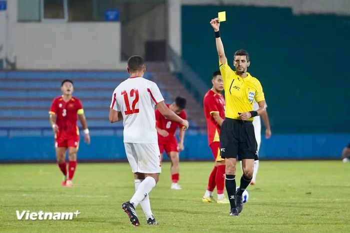 Trọng tài rút thẻ vàng với hậu vệ Omar Badarna bên phía đội khách. (Ảnh: Việt Anh/Vietnam+)