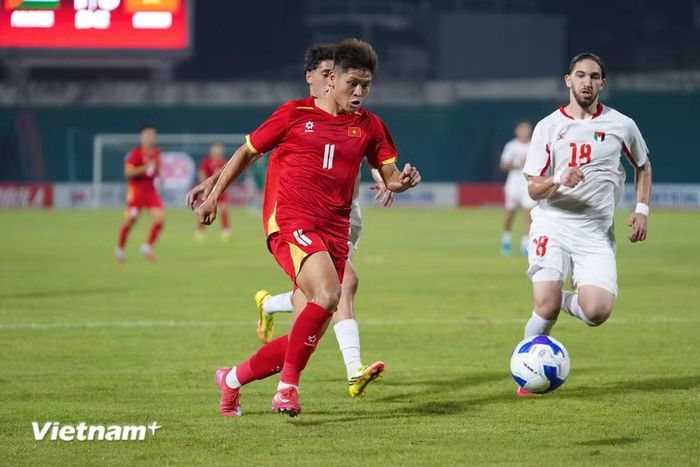Cầu thủ vào sân thay người là Nguyễn Văn Bách có pha thoát xuống và dứt điểm quyết đoán, nhưng bóng lại đi trúng cột dọc. (Ảnh: Việt Anh/Vietnam+)