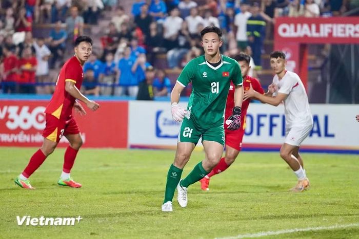 Những phút bù giờ, thủ môn Phan Đình Bách tham gia tấn công nhưng bất thành và phải nhận thẻ đỏ sau khi truy cản pha phản công của đối thủ. (Ảnh: Việt Anh/Vietnam+)