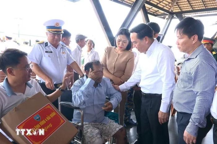 Lãnh đạo tỉnh Khánh Hòa thăm động viên các ngư dân Đà Nẵng gặp nạn trên biển Trường Sa ở Cảng quốc tế Cam Ranh, tỉnh Khánh Hòa. (Ảnh: TTXVN phát)