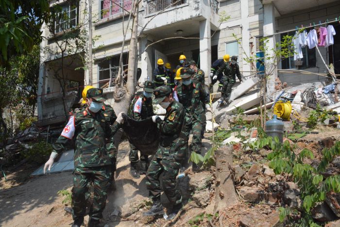 Lực lượng cứu hộ, cứu nạn của Quân đội Việt Nam đưa thi thể người xấu số ra khỏi đống đổ nát do động đất ở Myanmar. Ảnh do Quân đội cung cấp.