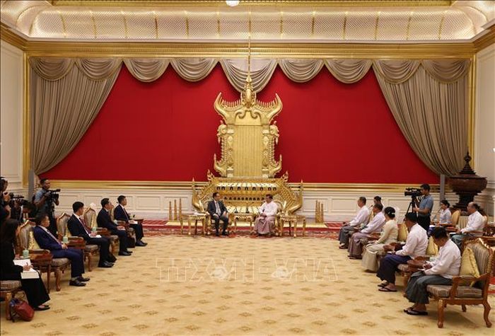 Bộ trưởng Ngoại giao Lê Hoài Trung hội kiến Tổng thống Myanmar Min Aung Hlaing. Ảnh: Đỗ Sinh/P/v TTXVN từ Myanmar
