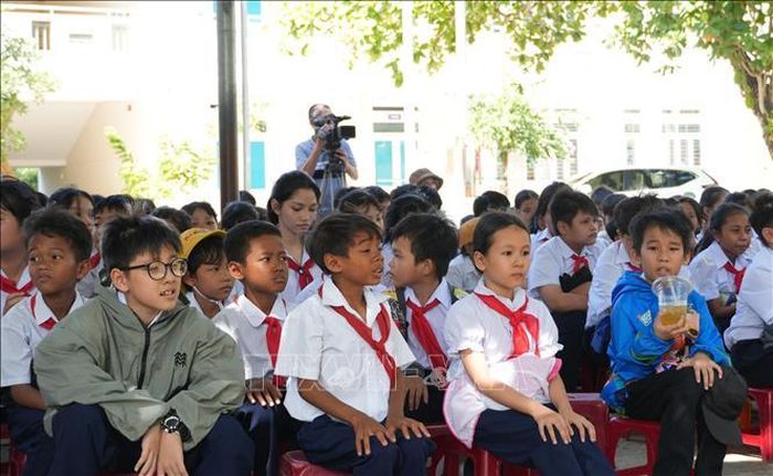 Học sinh các cấp Tiểu học và Trung học cơ sở ở xã Diên Thọ tham gia hoạt động ngoại khóa Hè cuối tháng 8.
