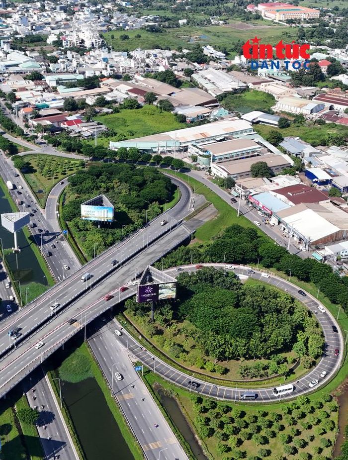 Dự án thành phần 2 là xây dựng đường trục Đông - Tây nối dài, có tổng mức đầu tư khoảng 9.200 tỷ đồng. Dự án dự kiến khởi công, thi công từ quý 3/2028, thông xe kỹ thuật vào quý 4/2030 và phấn đấu đưa toàn tuyến vào khai thác từ tháng 1/2031.