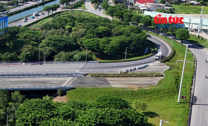 Dự án thành phần 1 thực hiện bồi thường, hỗ trợ, tái định cư và di dời hạ tầng kỹ thuật, với tổng mức đầu tư khoảng 6.775 tỉ đồng. Phần kinh phí này dự kiến gồm khoảng 3.522 tỷ đồng tại xã Tân Nhựt và 3.253 tỷ đồng tại xã Bình Lợi.