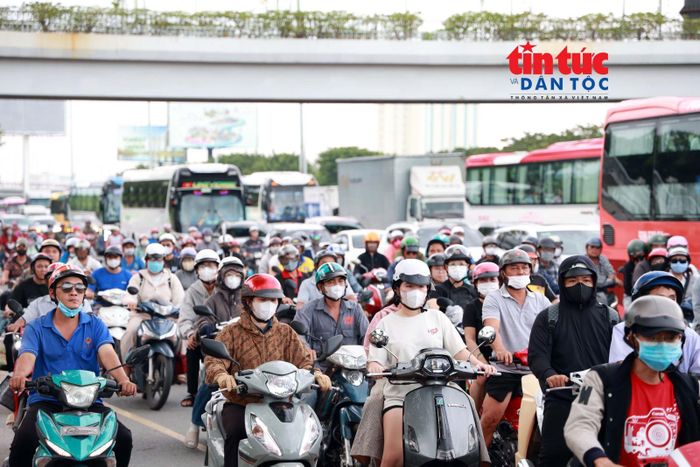 Đường Lê Khả Phiêu, đoạn từ đường Kinh Dương Vương đến giáp ranh giới tỉnh Tây Ninh thường xuyên ùn tắc. Việc đầu tư xây dựng đường trục Đông - Tây sẽ giúp giải tỏa tình trạng này ở cửa ngõ phía Tây TP Hồ Chí Minh.