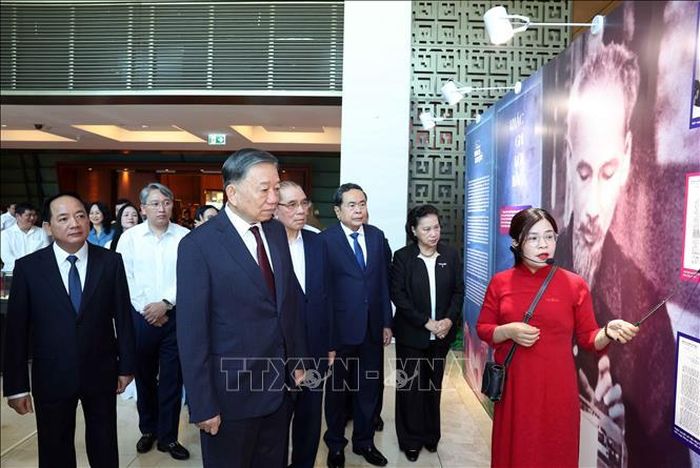 Tổng Bí thư, Chủ tịch nước Tô Lâm cùng các đồng chí lãnh đạo, nguyên lãnh đạo Đảng, Nhà nước tham quan trưng bày "Những tấm gương bình dị mà cao quý". Ảnh: Thống Nhất/TTXVN