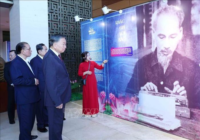 Tổng Bí thư, Chủ tịch nước Tô Lâm cùng các đồng chí lãnh đạo, nguyên lãnh đạo Đảng, Nhà nước tham quan trưng bày "Những tấm gương bình dị mà cao quý". Ảnh: Phương Hoa/TTXVN