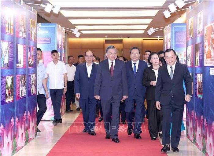 Tổng Bí thư, Chủ tịch nước Tô Lâm cùng các đồng chí lãnh đạo, nguyên lãnh đạo Đảng, Nhà nước tham quan trưng bày "Những tấm gương bình dị mà cao quý". Ảnh: Phương Hoa/TTXVN
