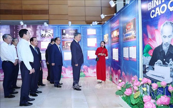Tổng Bí thư, Chủ tịch nước Tô Lâm cùng các đồng chí lãnh đạo, nguyên lãnh đạo Đảng, Nhà nước tham quan trưng bày "Những tấm gương bình dị mà cao quý". Ảnh: Phương Hoa/TTXVN