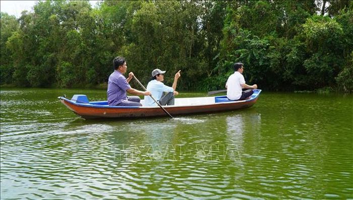 Nhân viên Khu bảo tồn sinh thái Đồng Tháp Mười thường xuyên đi nắm tình hình sinh trưởng, phát triển của các loài động thực vật.