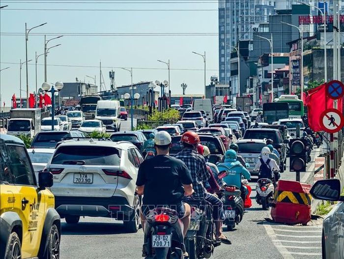 Ô tô, xe máy chen kín mặt đường tại khu vực đường dẫn lên cầu Vĩnh Tuy.