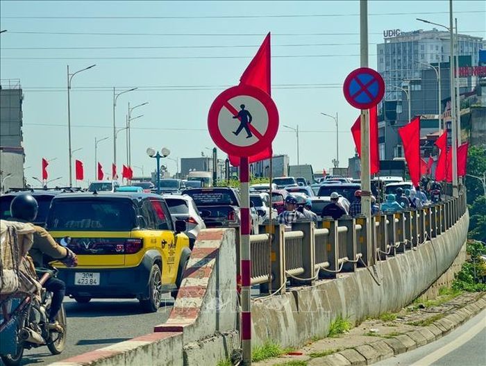 Dòng phương tiện nối dài, di chuyển chậm tại khu vực cầu Vĩnh Tuy trong sáng 3/9.