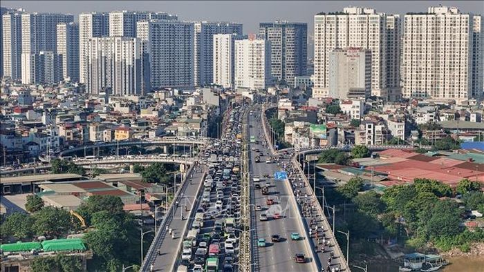 Dòng xe kéo dài trên đường Minh Khai hướng lên cầu Vĩnh Tuy.