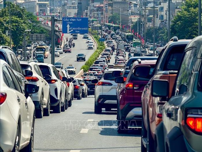 Tại nút giao với khu đô thị Time City, dòng phương tiện từ đường Đại La rẽ trái lên cầu Vĩnh Tuy khiến giao thông thêm ùn tắc.