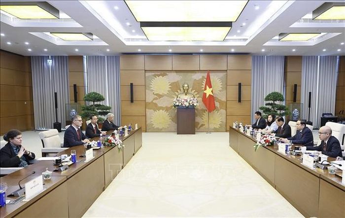 Chủ tịch Quốc hội Trần Thanh Mẫn tiếp Đại sứ đặc mệnh toàn quyền Cộng hòa Pháp tại Việt Nam Olivier Brochet. Ảnh: Doãn Tấn/TTXVN
