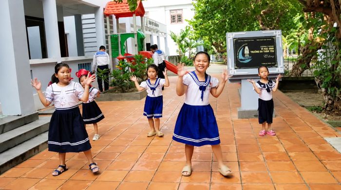 Các em học sinh luyện tập văn nghệ chuẩn bị cho lễ khai giảng năm học mới 2026 - 2027.