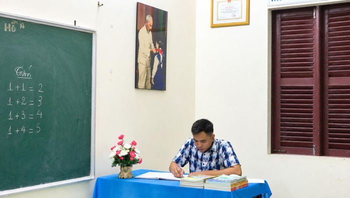 Thầy giáo Cao Văn Truyền, Trường Tiểu học Trường Sa chuẩn bị giáo án trước ngày khai giảng.