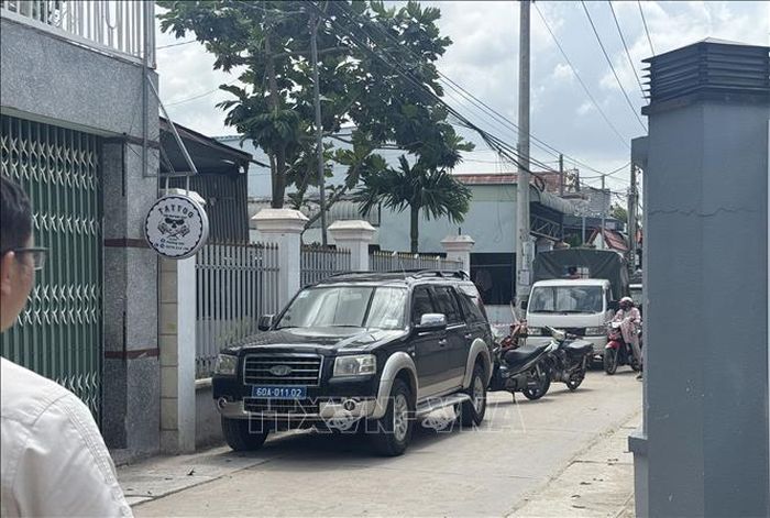 Lực lượng chức năng thành phố Đồng Nai thực hiện phong tỏa hiện trường, lấy lời khai và điều tra nguyên nhân vụ án mạng.