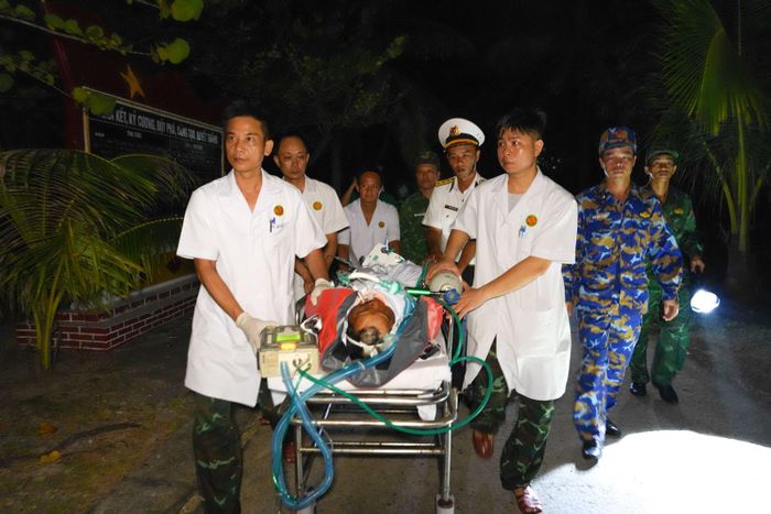 Bác sĩ vận chuyển cấp cứu một ngư dân bị đa chấn thương từ đảo Trường Sa Lớn về đất liền điều trị. Ảnh: BV