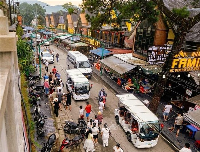 Đông đảo du khách và phương tiện tại khu vực Nhà thờ đá Tam Đảo trong ngày đầu kỳ nghỉ lễ Quốc khánh. Ảnh: Hoàng Hùng/TTXVN