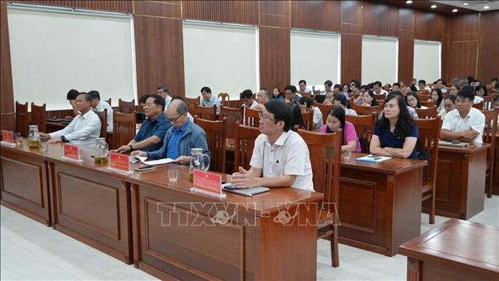 Các cán bộ, đảng viên phường Kon Tum theo dõi Hội nghị theo hình thức trực tuyến.