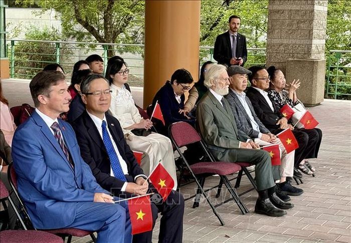 Phó Thị trưởng thành phố Ottawa Tim Tierney và Đại sứ Việt Nam tại Canada Phạm Vinh Quang, tham dự Lễ Thượng cờ Việt Nam tại Thủ đô Ottawa. Ảnh: Thanh Hải/PV TTXVN tại Canada