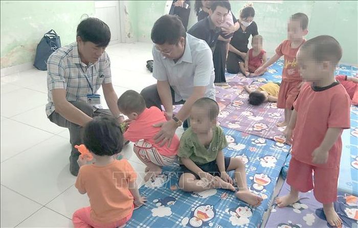 (Ảnh minh họa) Lãnh đạo Sở Lao động-Thương binh và Xã hội Thành phố Hồ Chí Minh thăm các trẻ em được đưa về Cơ sở nuôi dưỡng bảo trợ trẻ em Tam Bình.