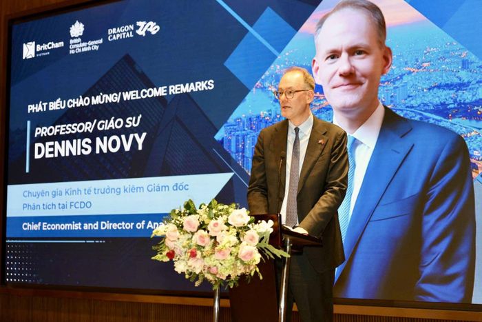 Giáo sư Dennis Novy - Chuyên gia Kinh tế trưởng kiêm Giám đốc Phân tích tại Bộ Ngoại giao, Phát triển và Thương mại Anh (FCDO) tại TP Hồ Chí Minh phát biểu. Ảnh: BTC