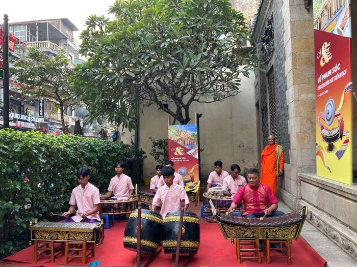 Dàn nhạc ngũ âm tạo nên âm sắc đặc trưng trong các lễ hội và đời sống văn hóa, tinh thần của đồng bào Khmer.