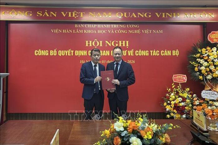 Chủ tịch Viện Hàn lâm Khoa học và Công nghệ Việt Nam Trần Hồng Thái trao Quyết định và chúc mừng ông Vũ Thanh Mai.