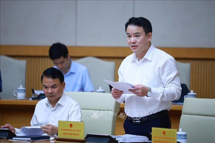Thứ trưởng Bộ Tài chính Trần Quốc Phương báo cáo tình hình kinh tế-xã hội tháng 8 và 8 tháng đầu năm 2026. Ảnh: Dương Giang/TTXVN