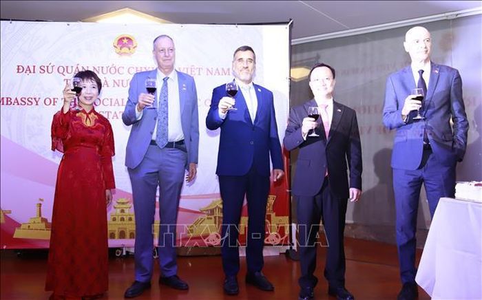 Đại sứ Việt Nam và phu nhân nâng ly chúc mừng cùng các quan chức Bộ Ngoại giao Israel tại Lễ kỷ niệm Quốc khánh 2/9. Ảnh: Thanh Bình/PV TTXVN tại Israel