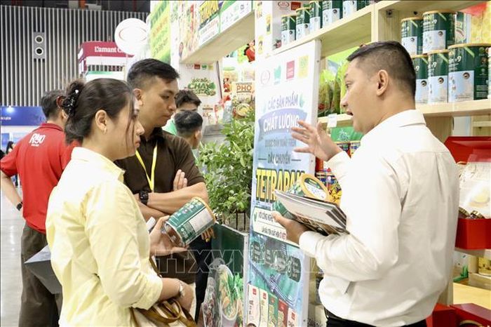 Doanh nghiệp giới thiệu sản phẩm với khách hàng tại Viet Nam International Sourcing 2026.
