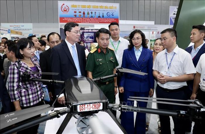 Đại biểu tham quan gian hàng tại Viet Nam International Sourcing 2026.