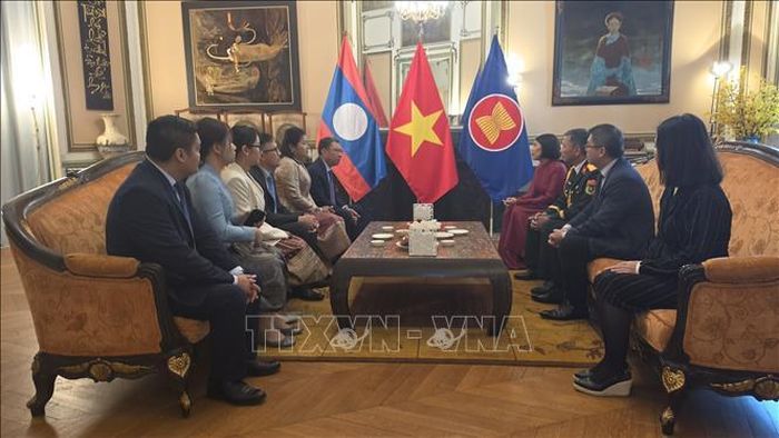 Đại sứ Lào Kingphokeo Phommahaxay cùng phu nhân và cán bộ Đại sứ quán Lào thăm, chúc mừng Đại sứ quán Việt Nam tại Brussels, nhân kỷ niệm 81 năm Quốc khánh nước CHXHCN Việt Nam. Ảnh: Lan Anh - Duy Tùng/PV TTXVN tại Vương quốc Bỉ