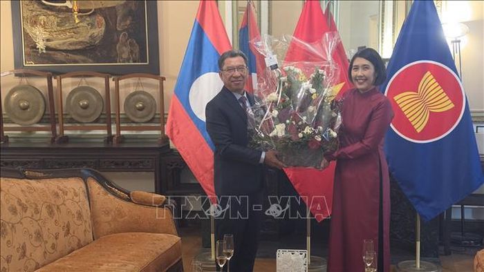 Đại sứ Lào Kingphokeo Phommahaxay trao tặng lẵng hoa chúc mừng Đại sứ Việt Nam Nguyễn Hương Trà nhân kỷ niệm 81 năm Quốc khánh nước CHXHCN Việt Nam. Ảnh: Lan Anh - Duy Tùng/PV TTXVN tại Vương quốc Bỉ