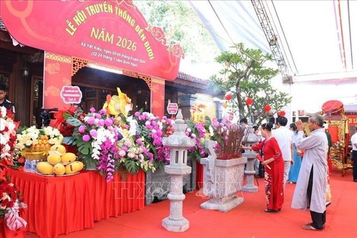 Phật tử, nhân dân và du khách dâng hương tưởng niệm Nguyên phi Hoàng Thái Hậu Ỷ Lan.