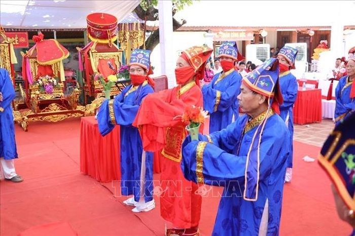Lễ tế truyền thống do đội tế của địa phương thực hiện.