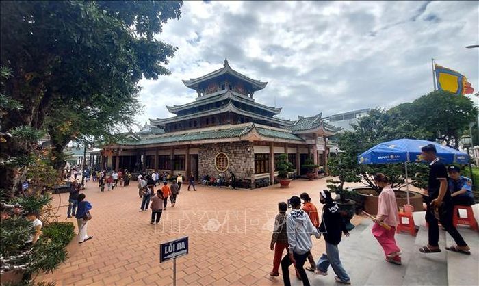 Rất đông du khách đến tham quan, chiêm bái tại Miếu Bà Chúa Xứ núi Sam, phường Vĩnh Tế, tỉnh An Giang. Ảnh: Công Mạo/TTXVN
