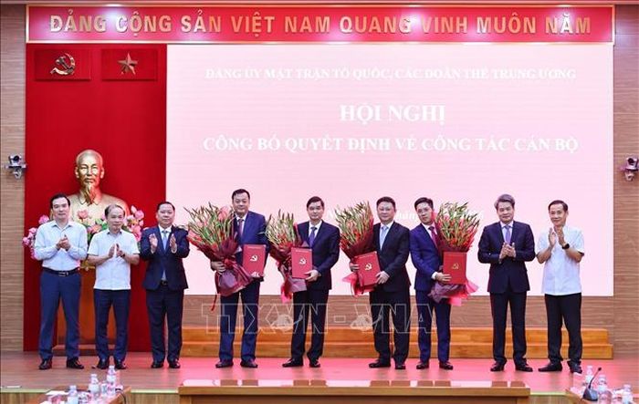 Đồng chí Nguyễn Phi Long, Ủy viên Trung ương Đảng, Phó Bí thư Thường trực Đảng ủy MTTQ, các đoàn thể Trung ương, Phó Chủ tịch Ủy ban Trung ương MTTQ Việt Nam trao các Quyết định về công tác cán bộ. Ảnh: Minh Đức/TTXVN
