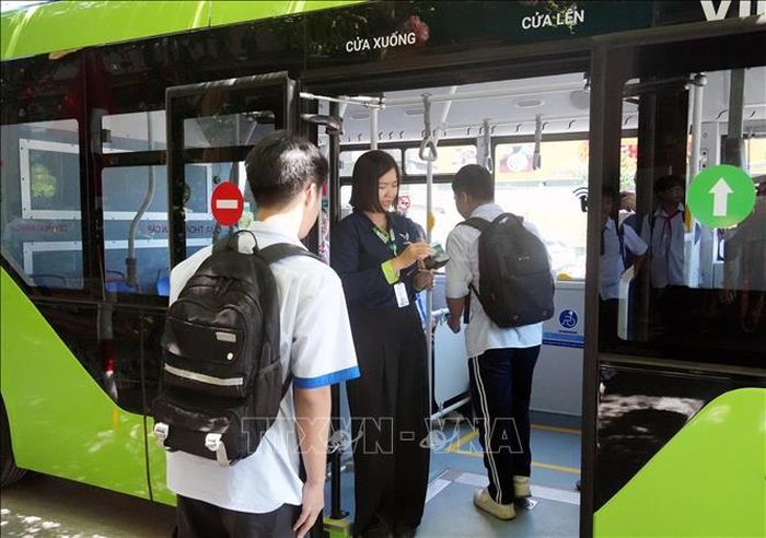 Học sinh lên xuống xe được quản lý bằng thẻ từ.